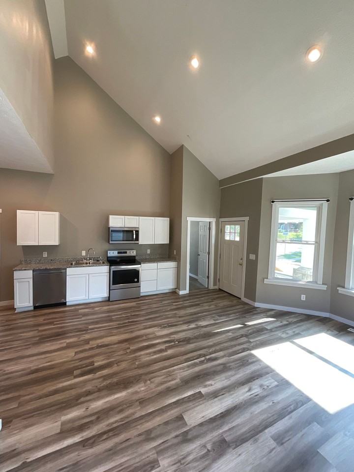 319 N Dunn St - Photo 5 of 50