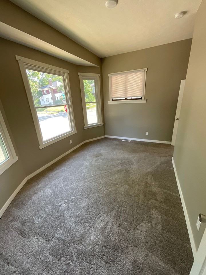 319 N Dunn St - Photo 7 of 50
