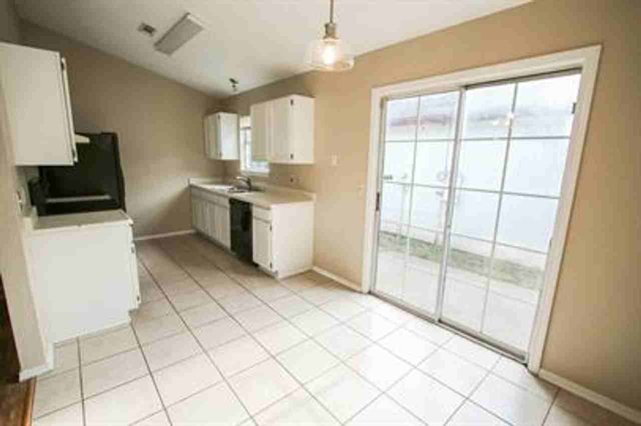 736 W Poplar St - Photo 4 of 12