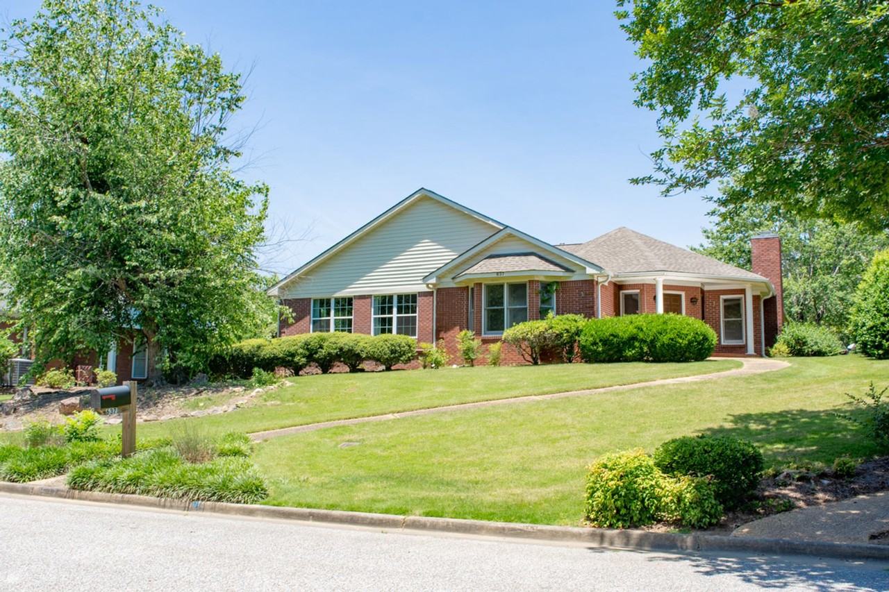 637 Homewood Dr - Photo 2 of 16