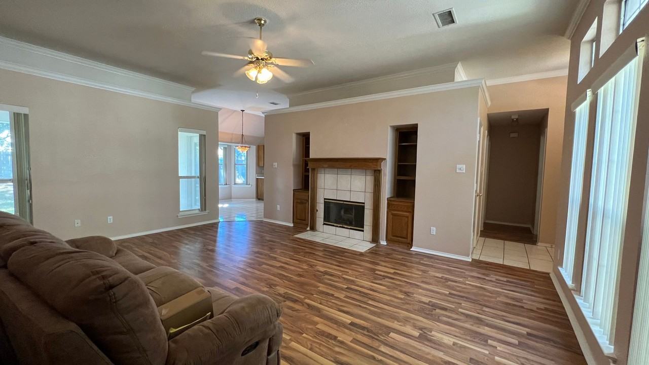 923 Rolling Meadows Dr - Photo 2 of 11