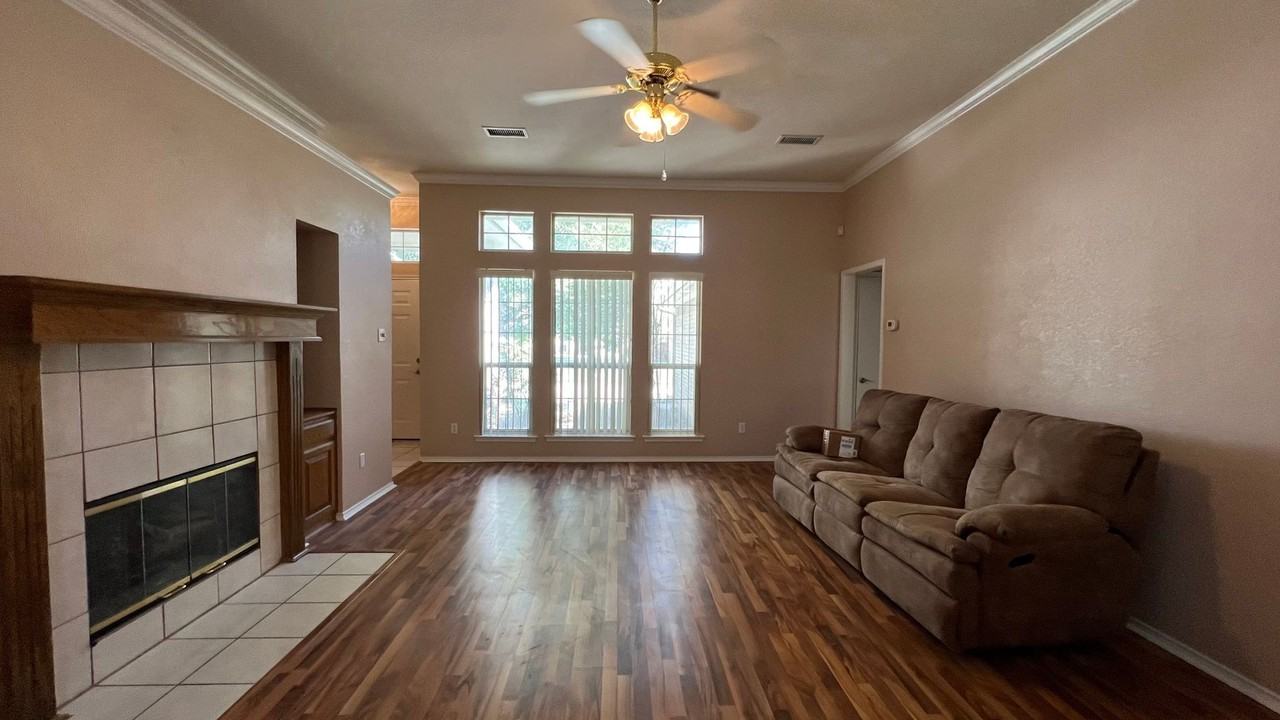 923 Rolling Meadows Dr - Photo 3 of 11