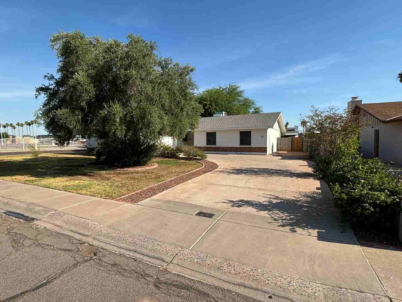 1906 E Del Rio Dr - Photo 2 of 28