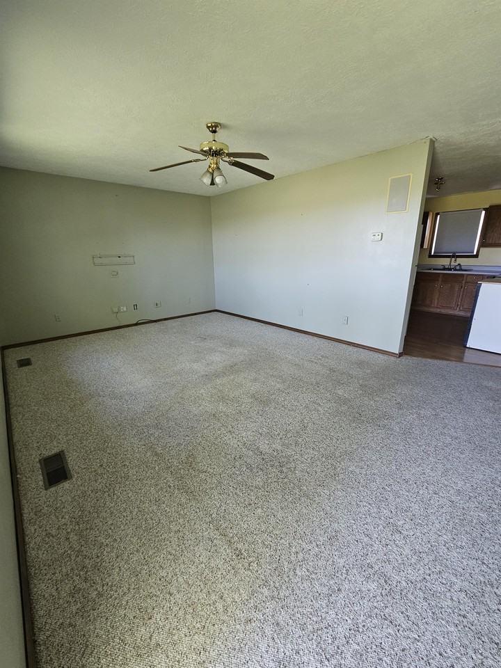 711 N Hemlock St #1 - Photo 6 of 20