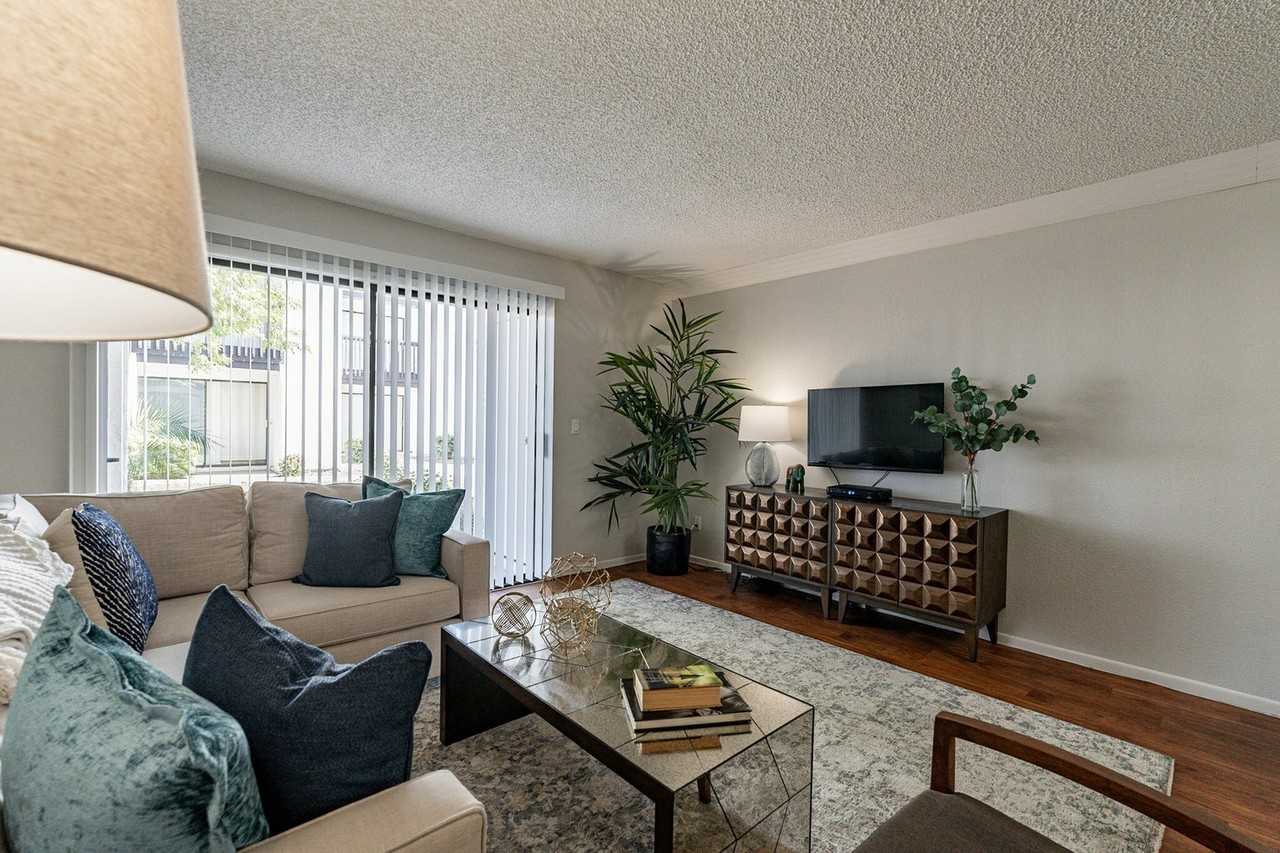 Club Valencia Luxury Apartments - Photo 2 of 35