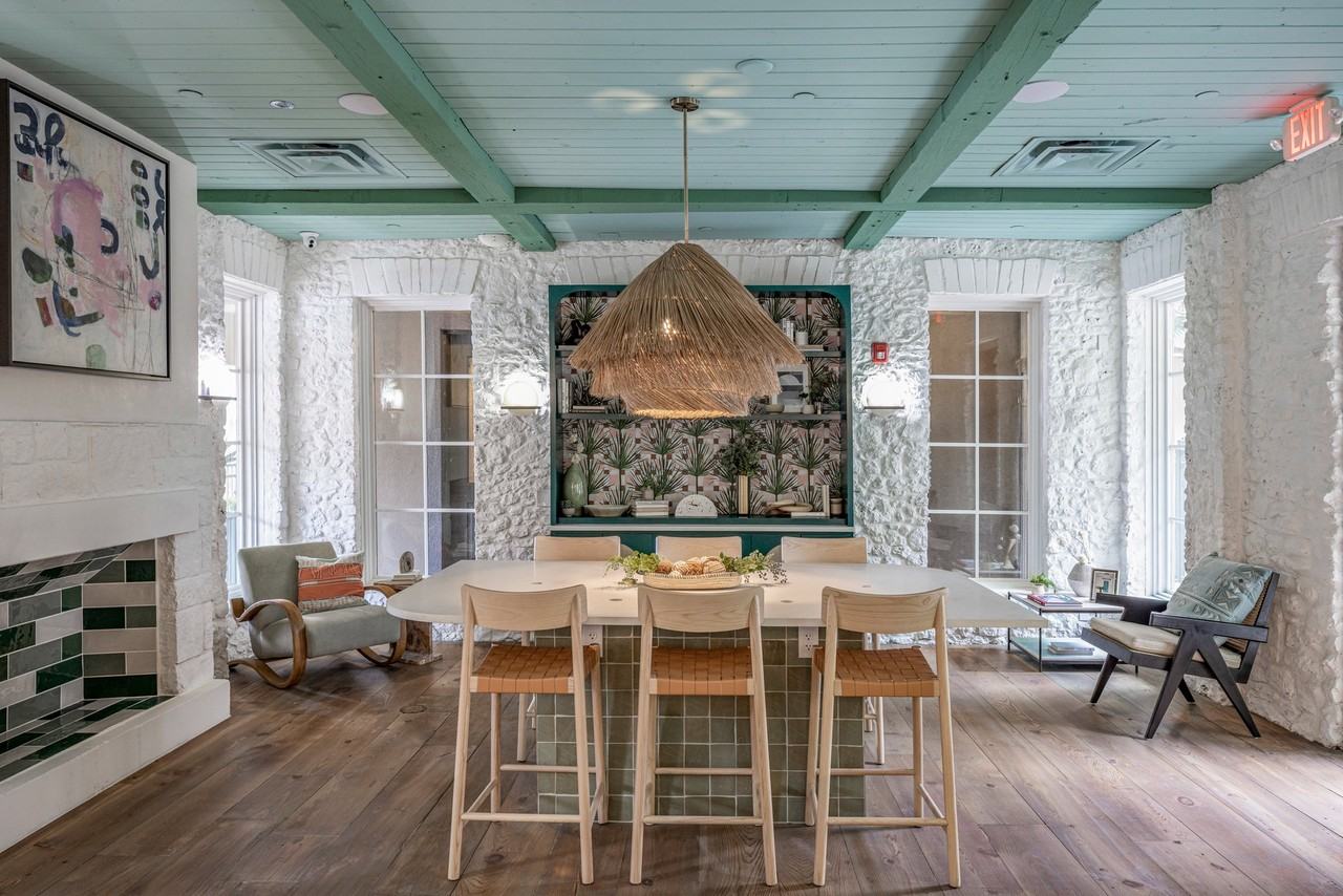 AMLI 300 - Photo 2 of 42