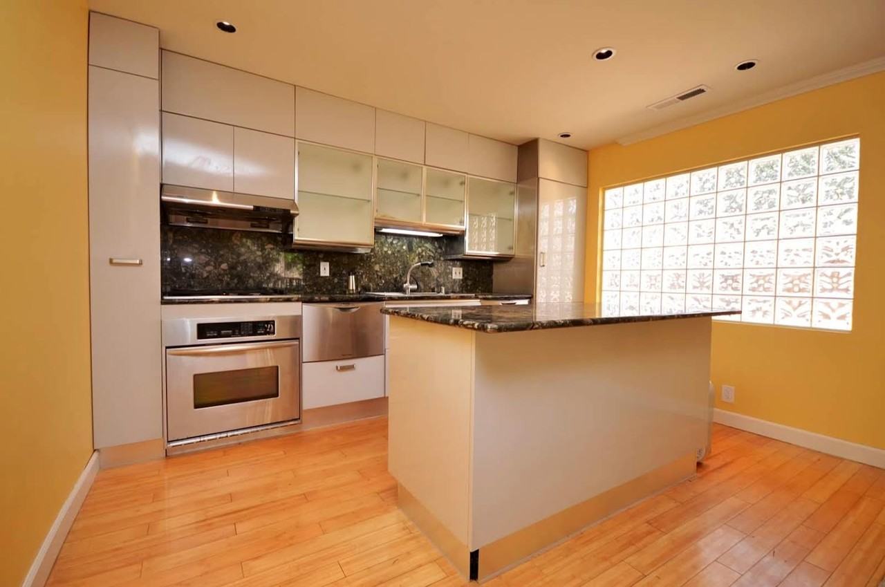 221 Green St - Photo 2 of 5