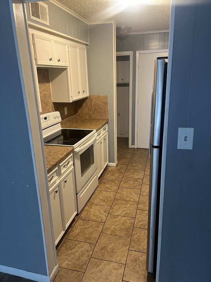 715 W Tyler St #715 - Photo 2 of 12