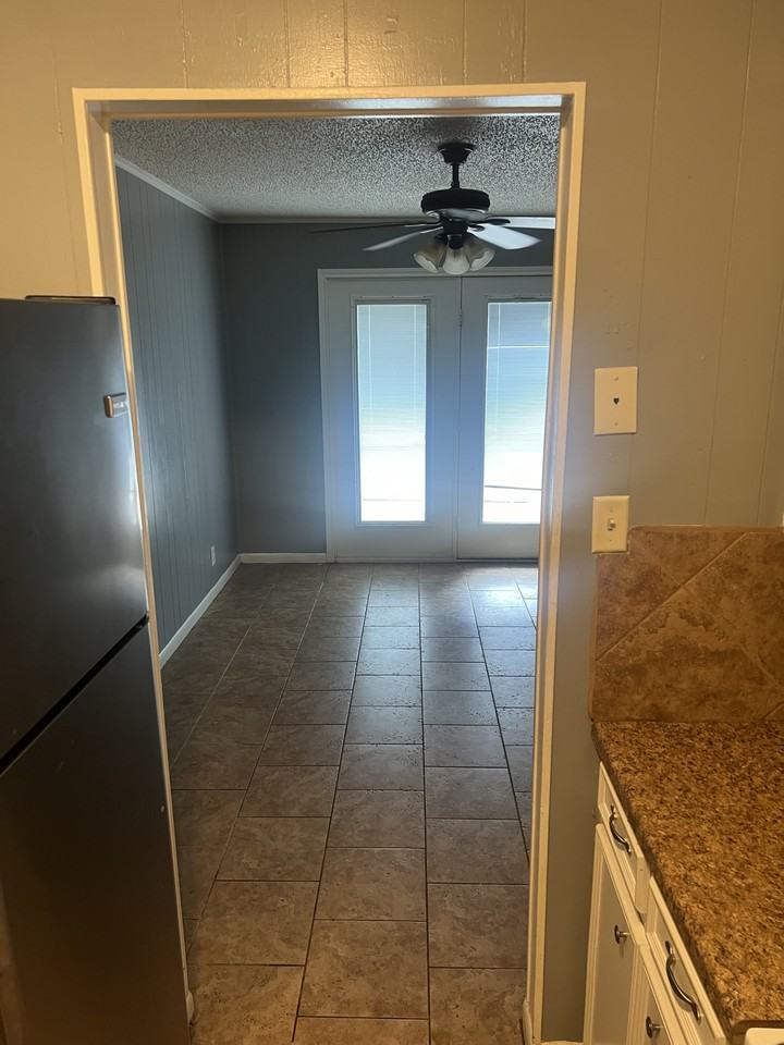 715 W Tyler St #715 - Photo 4 of 12