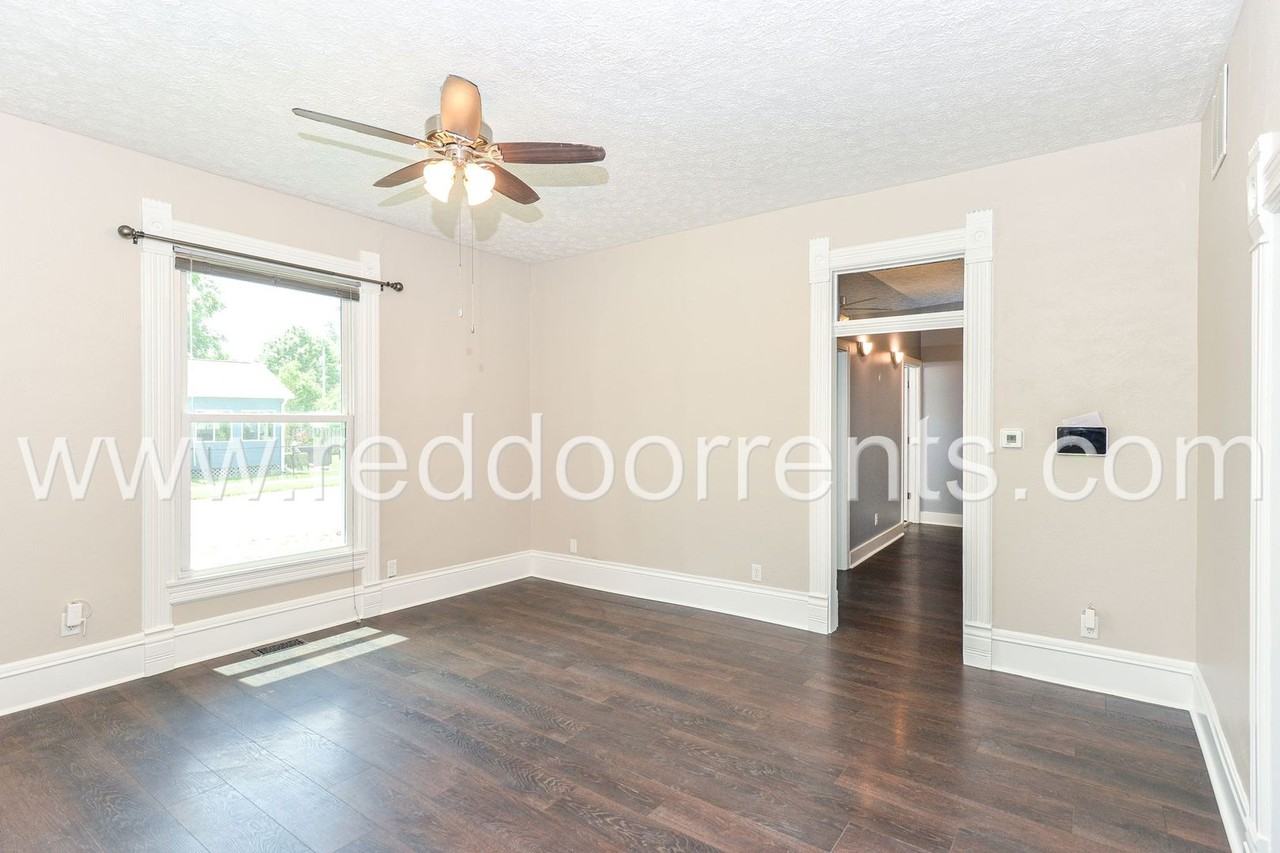 704 Klotz St - Photo 3 of 29