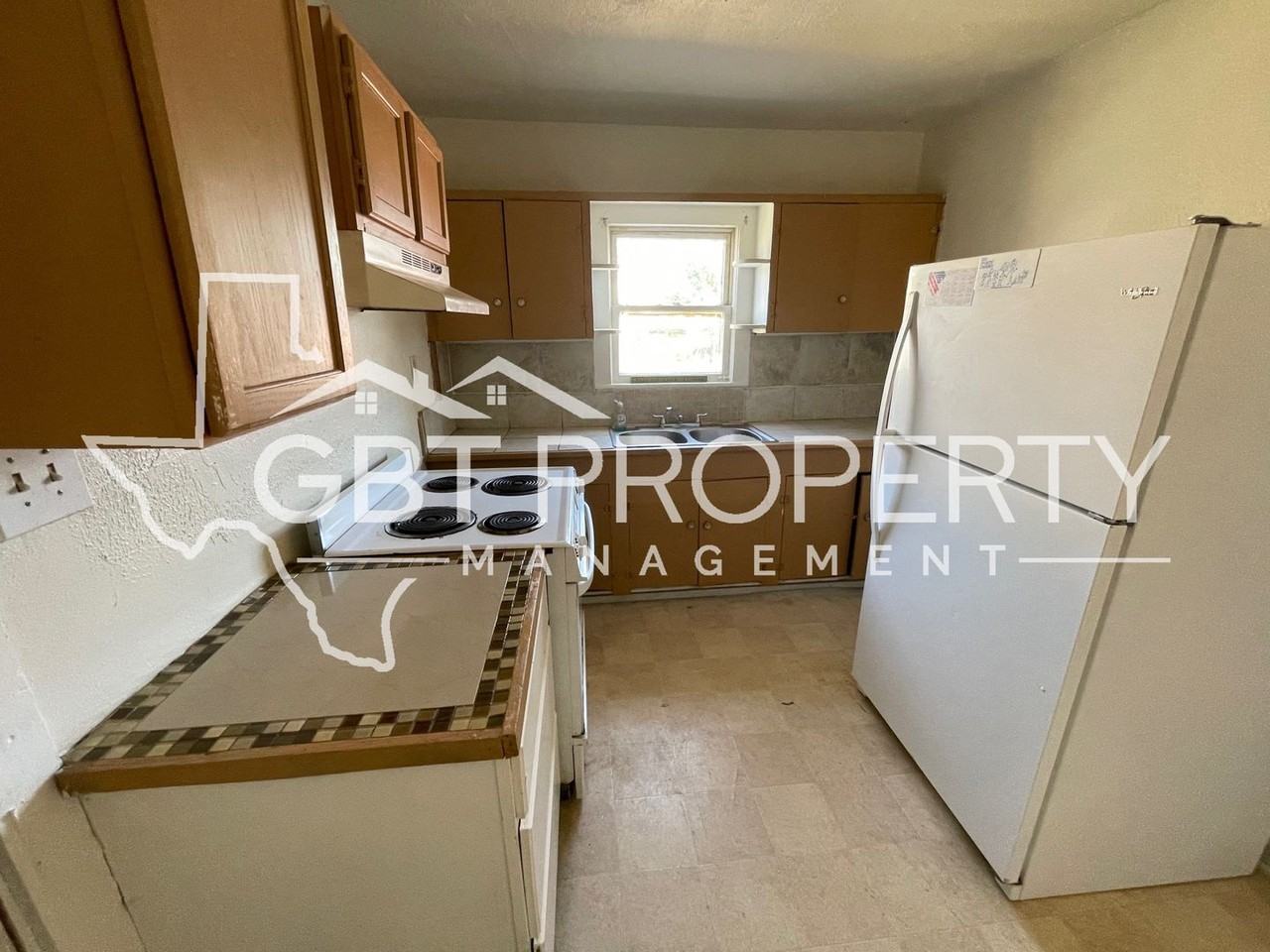 302 Dakota St - Photo 2 of 5