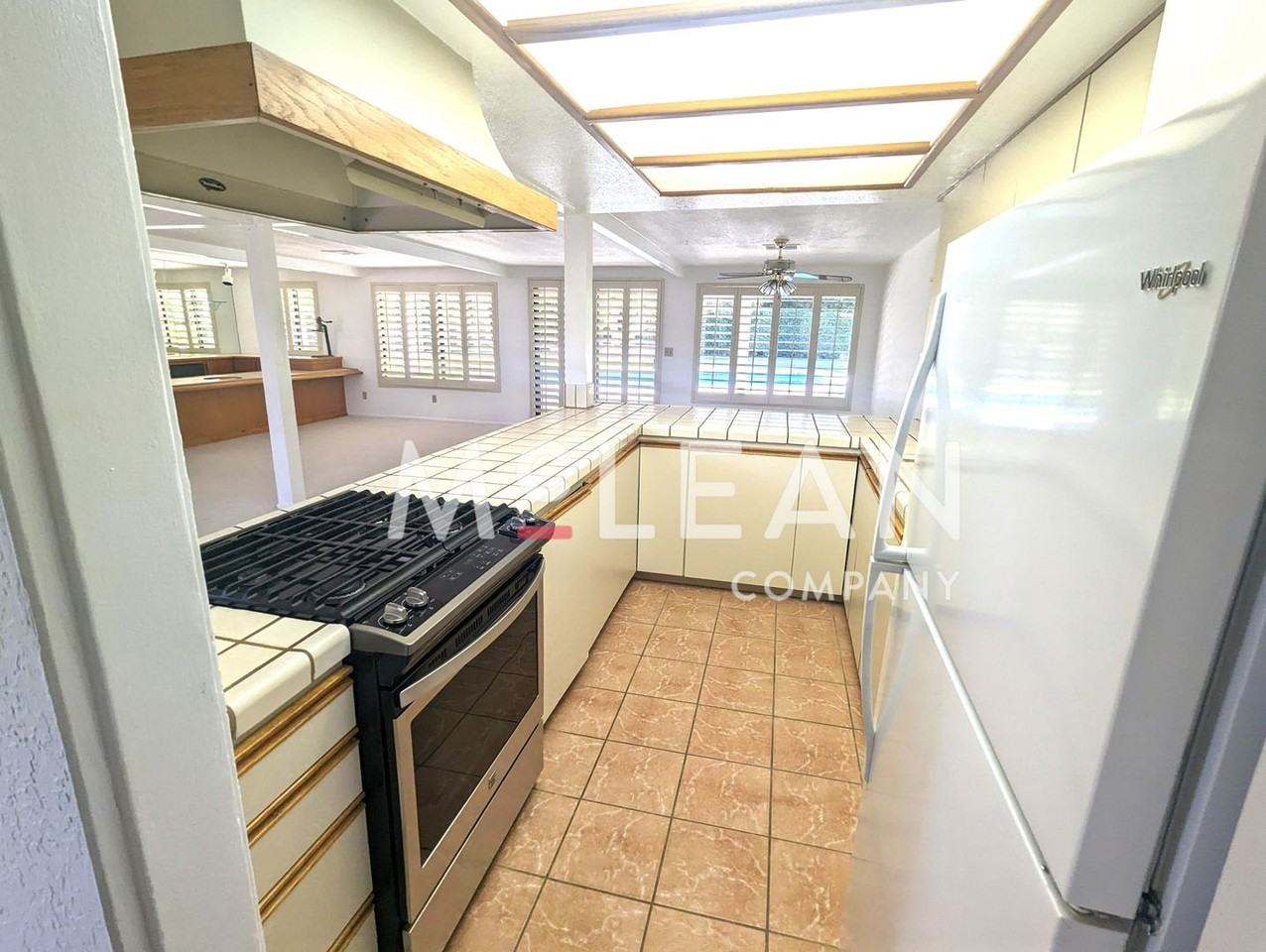 2737 E Plaimor Ave - Photo 2 of 26