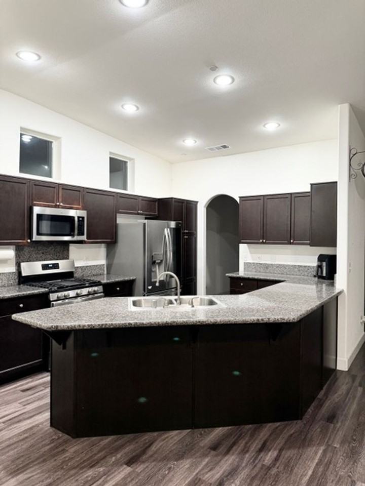 1335 Roma St - Photo 3 of 17