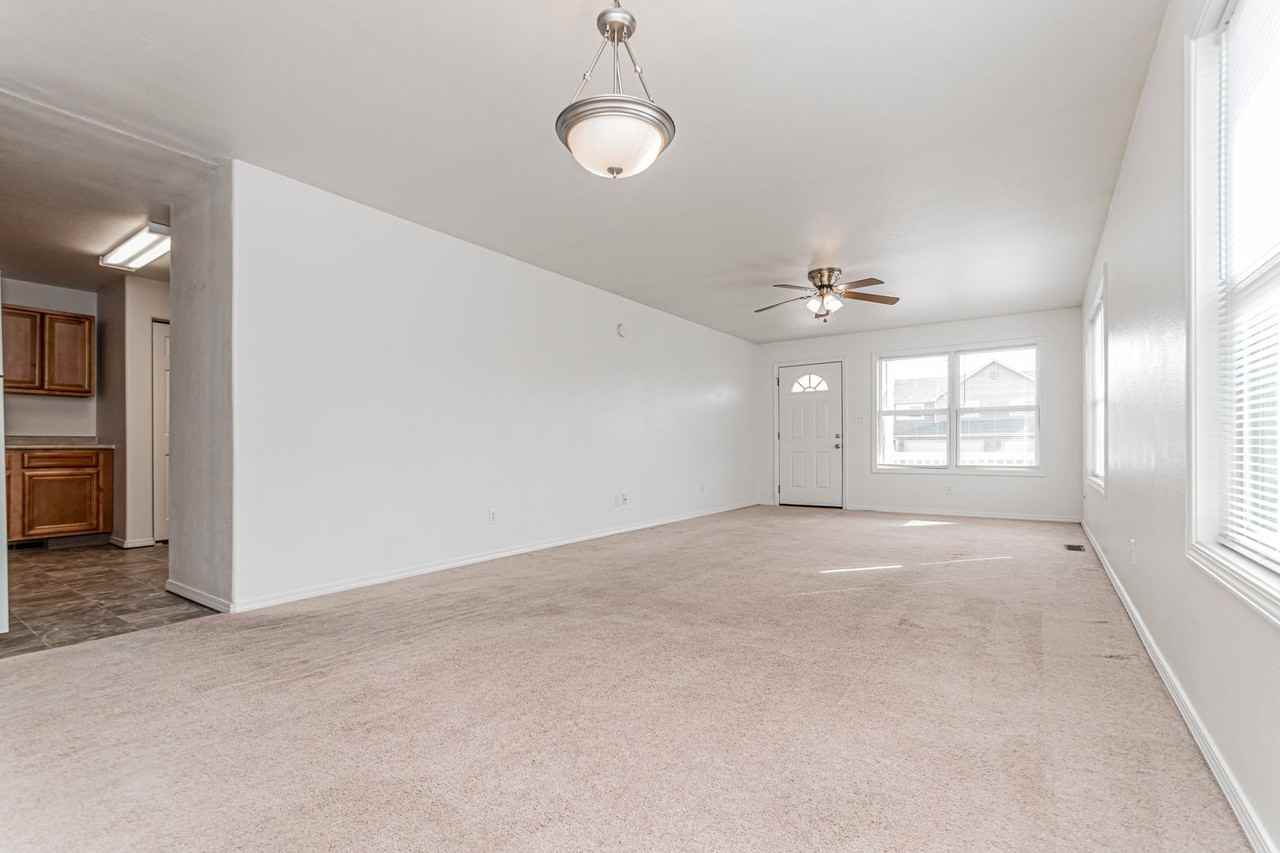 910 Whitetail Ct - Photo 3 of 27