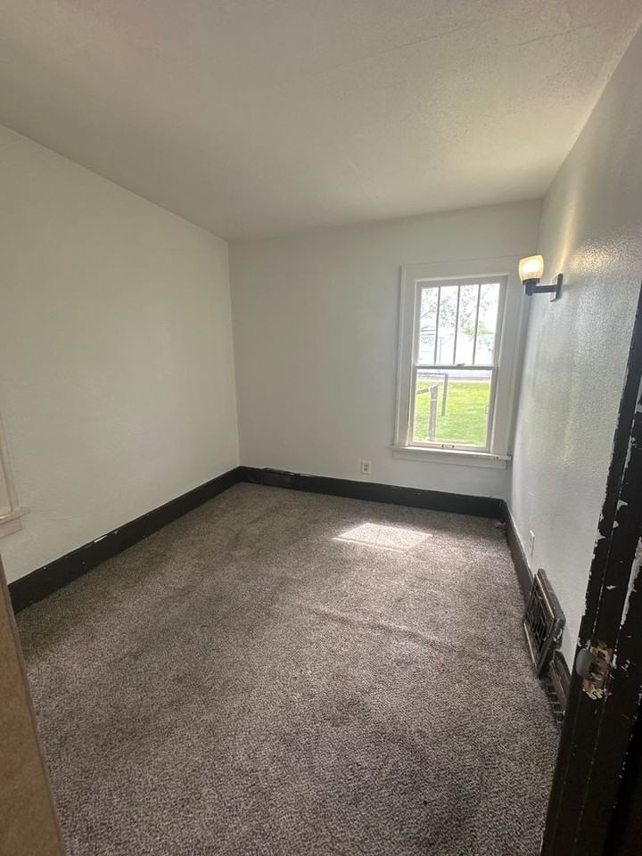 805 2nd Ave Sw - Photo 3 of 14