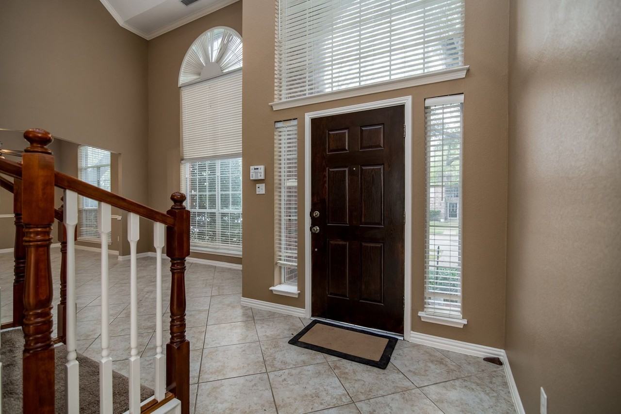 2313 Dampton Drive - Photo 4 of 34