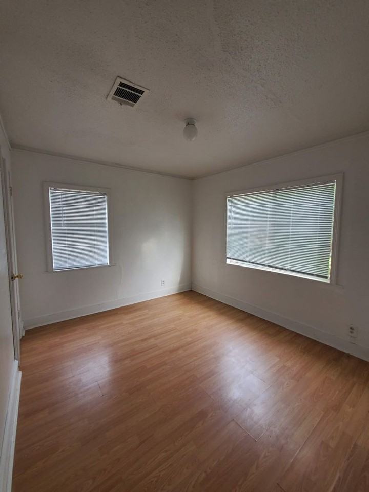 231 Lincoln Dr - Photo 6 of 8
