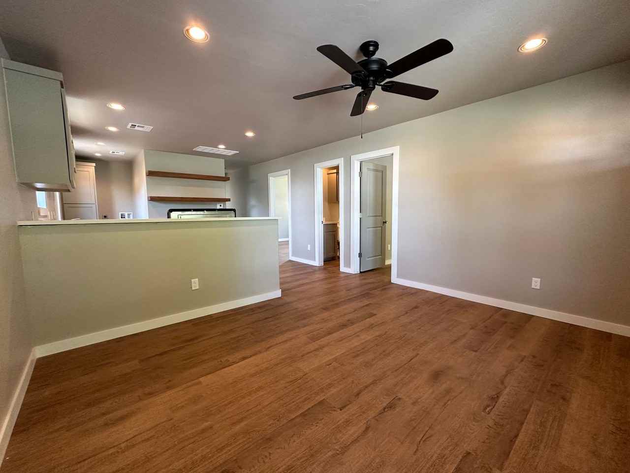 5008 N Asbury Ave - Photo 4 of 17