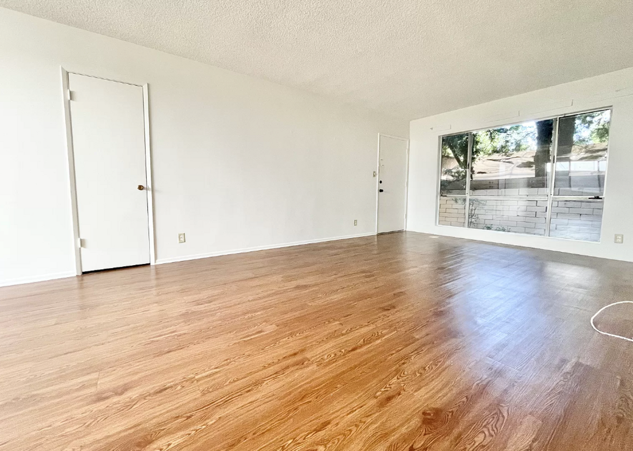 638 West Knoll Drive - Photo 2 of 12