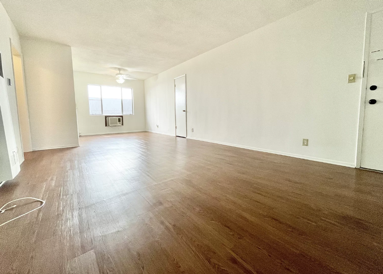 638 West Knoll Drive - Photo 3 of 12