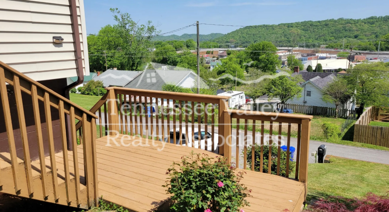 324 Oak St - Photo 3 of 9