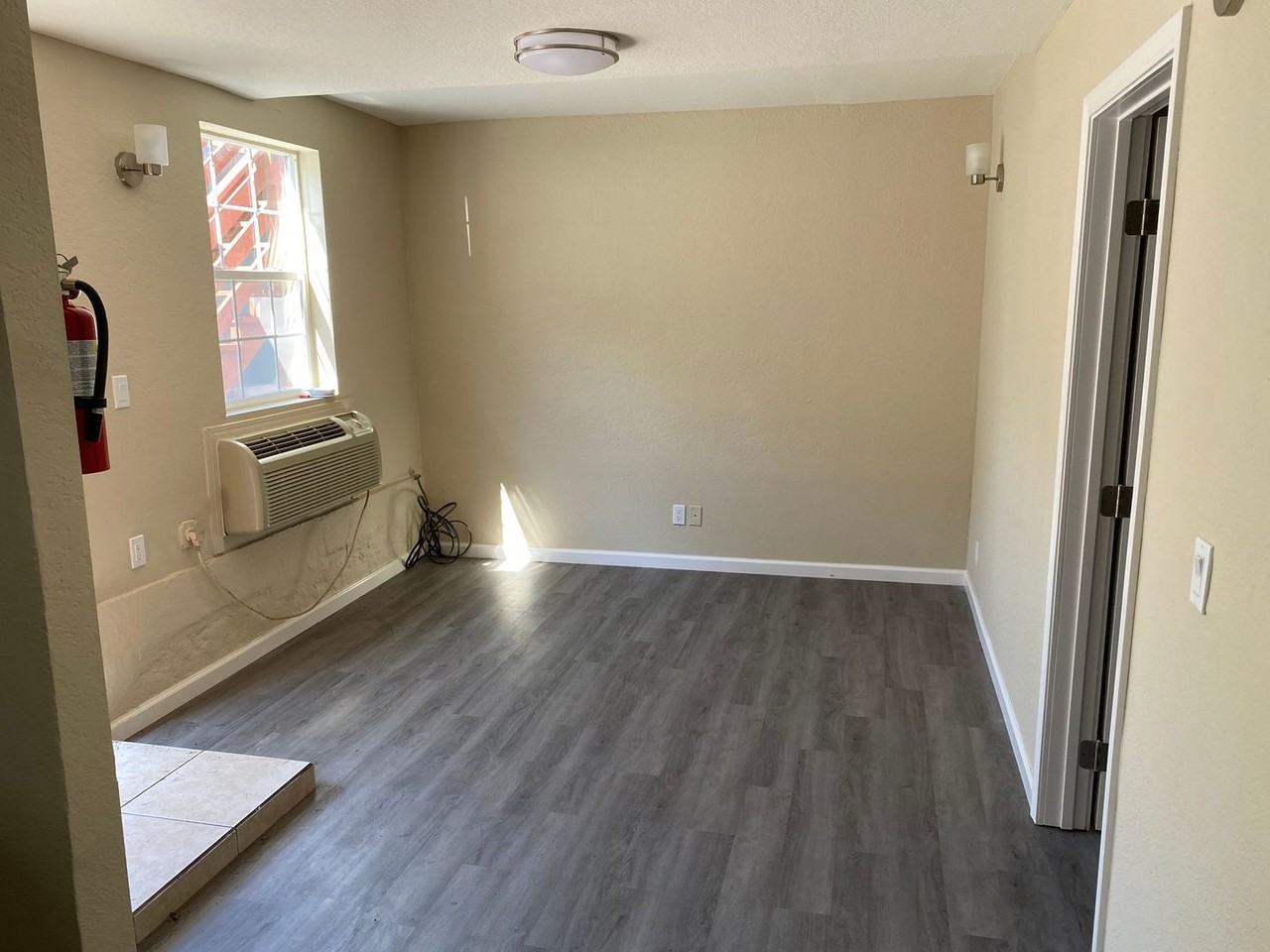 826 20th St - Photo 5 of 13