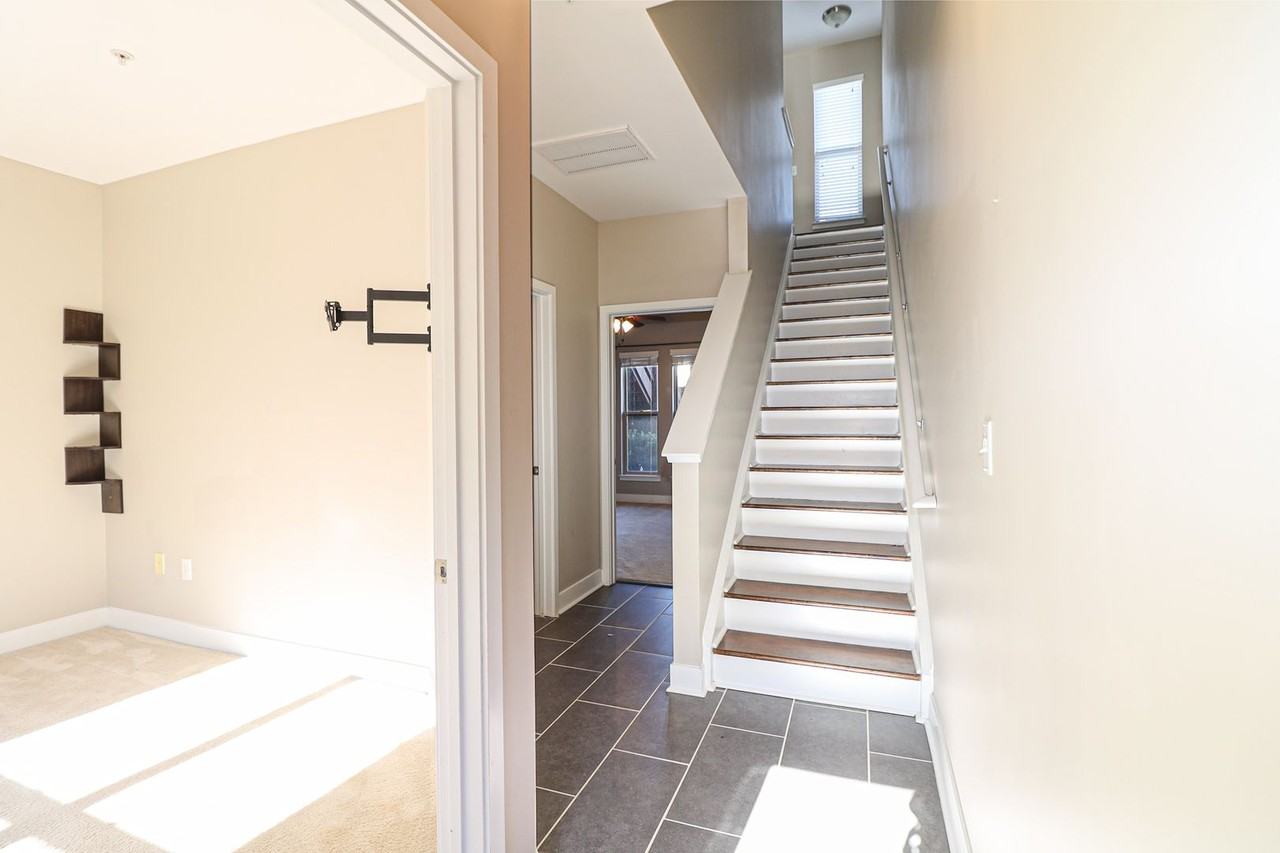 1023 Skyline View Way - Photo 3 of 24