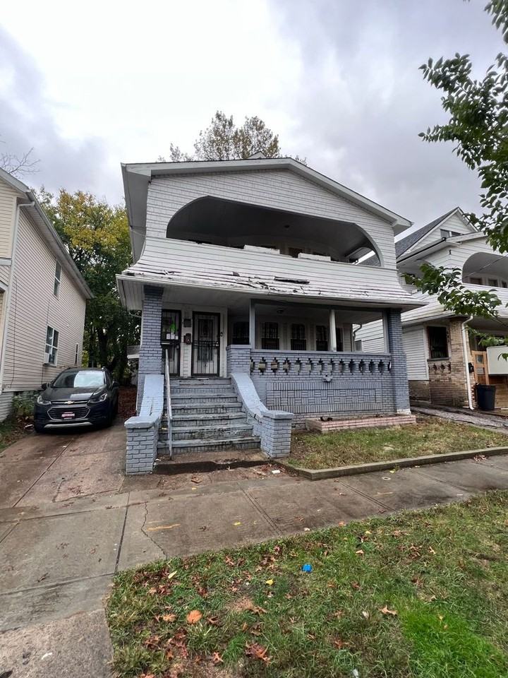 E. 126th St. 689 - Photo 2 of 11