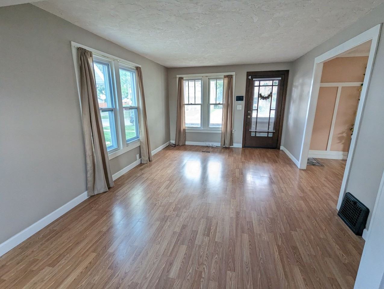 1135 W 12th St - Photo 2 of 18