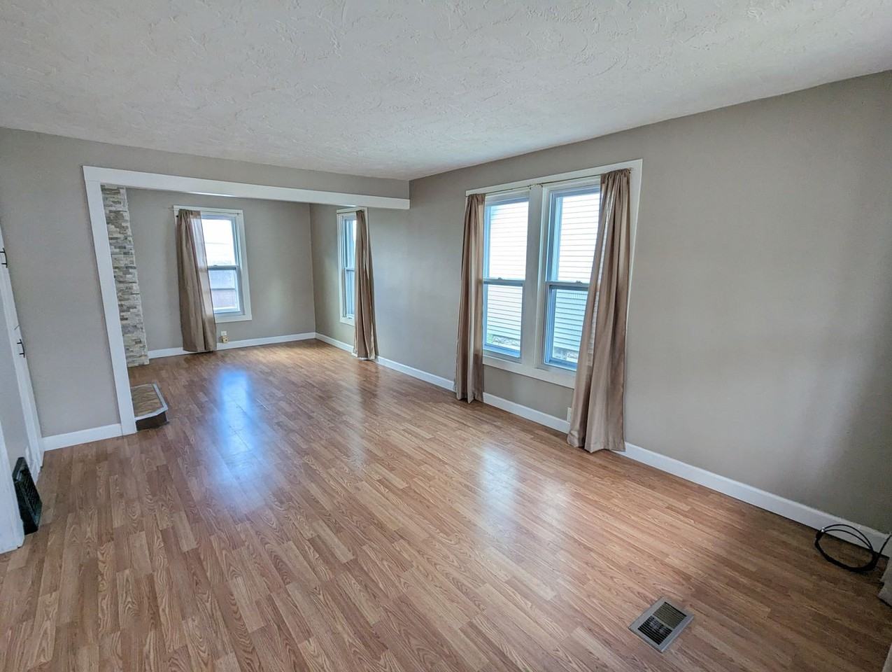 1135 W 12th St - Photo 3 of 18