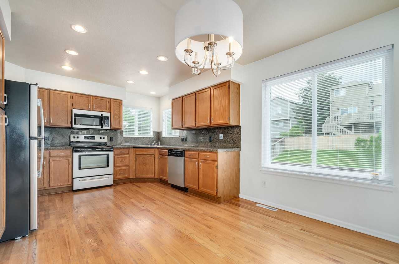 1350 Knollwood Way - Photo 4 of 20