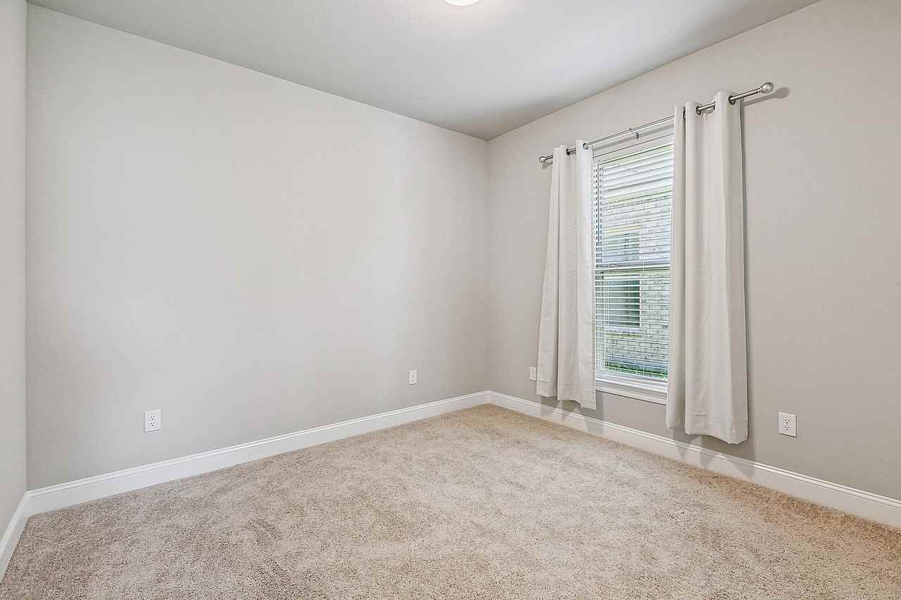 10810 Maitland Ave - Photo 4 of 21