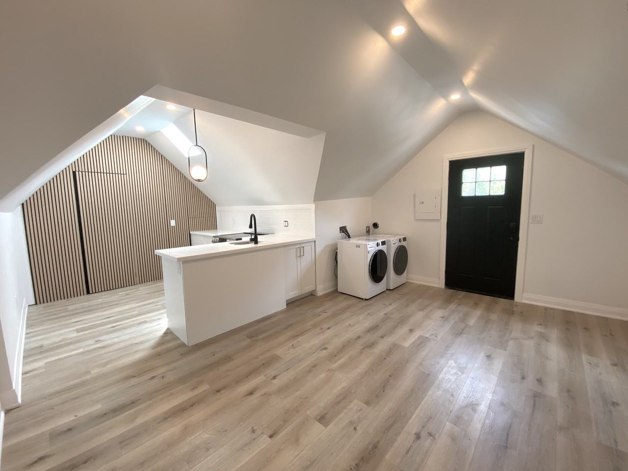 210 Burlington St E - Photo 2 of 24