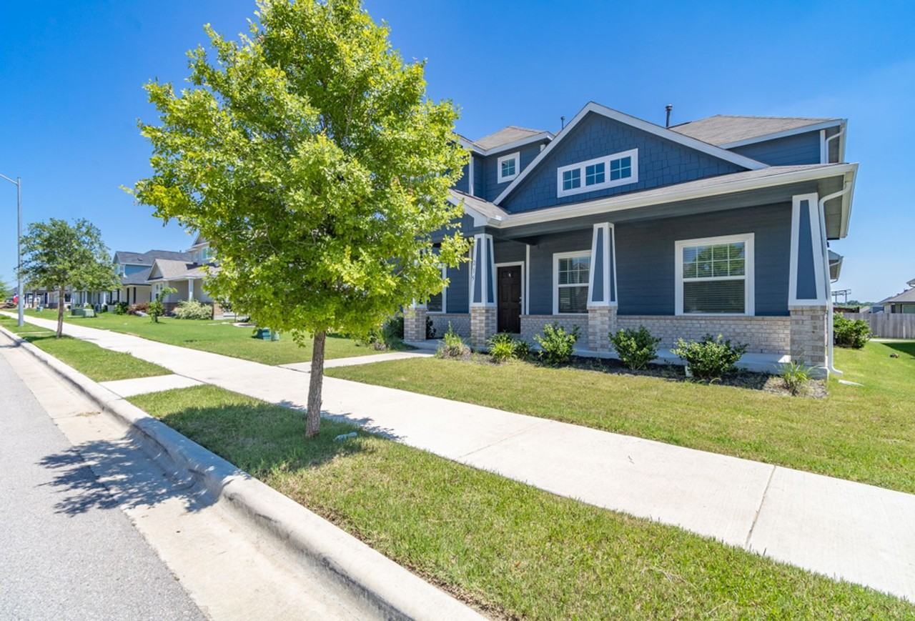 215 Roaming Dr - Photo 3 of 40