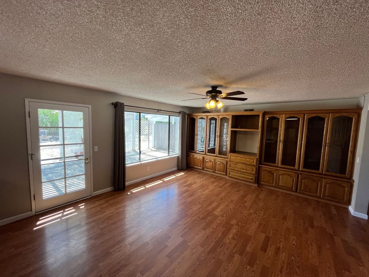 1090 Foxenwood Dr - Photo 5 of 14