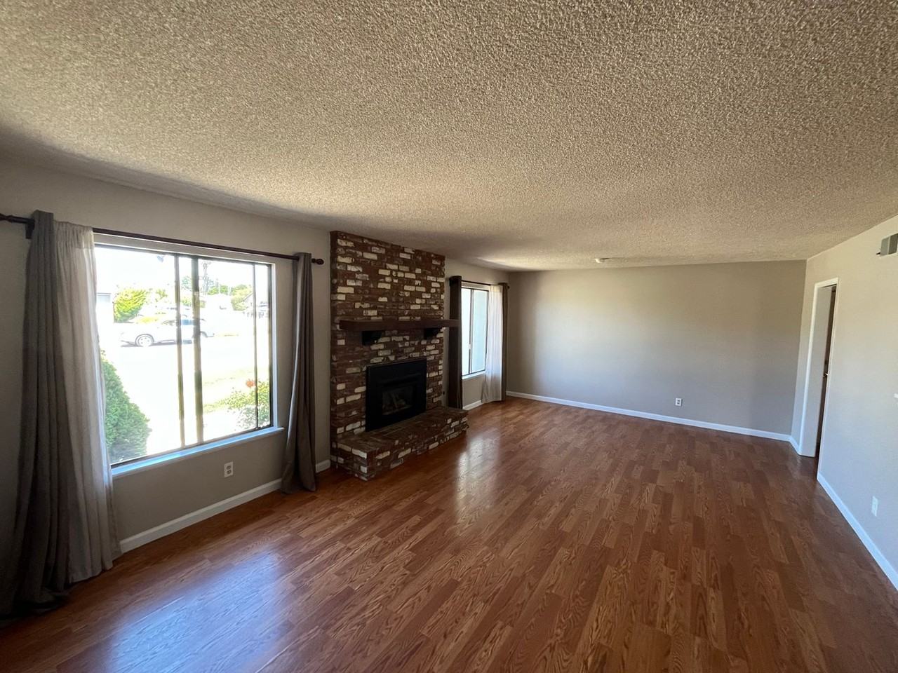 1090 Foxenwood Dr - Photo 6 of 14