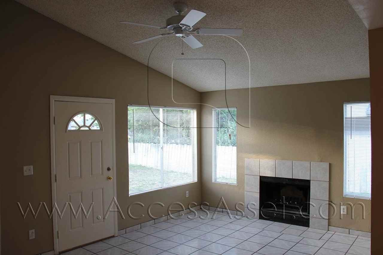 (*) Esther 33092 - Photo 2 of 10