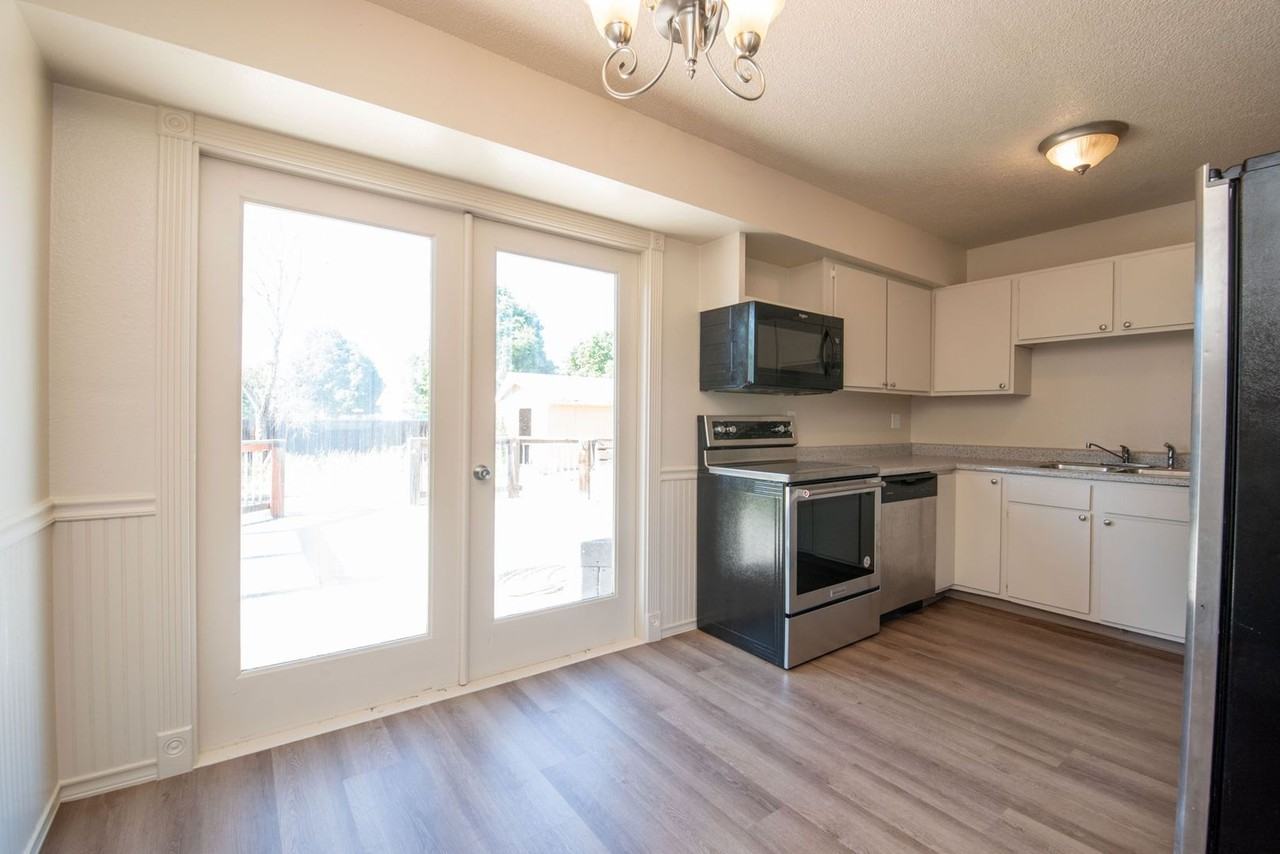 313 11th St - Photo 5 of 13