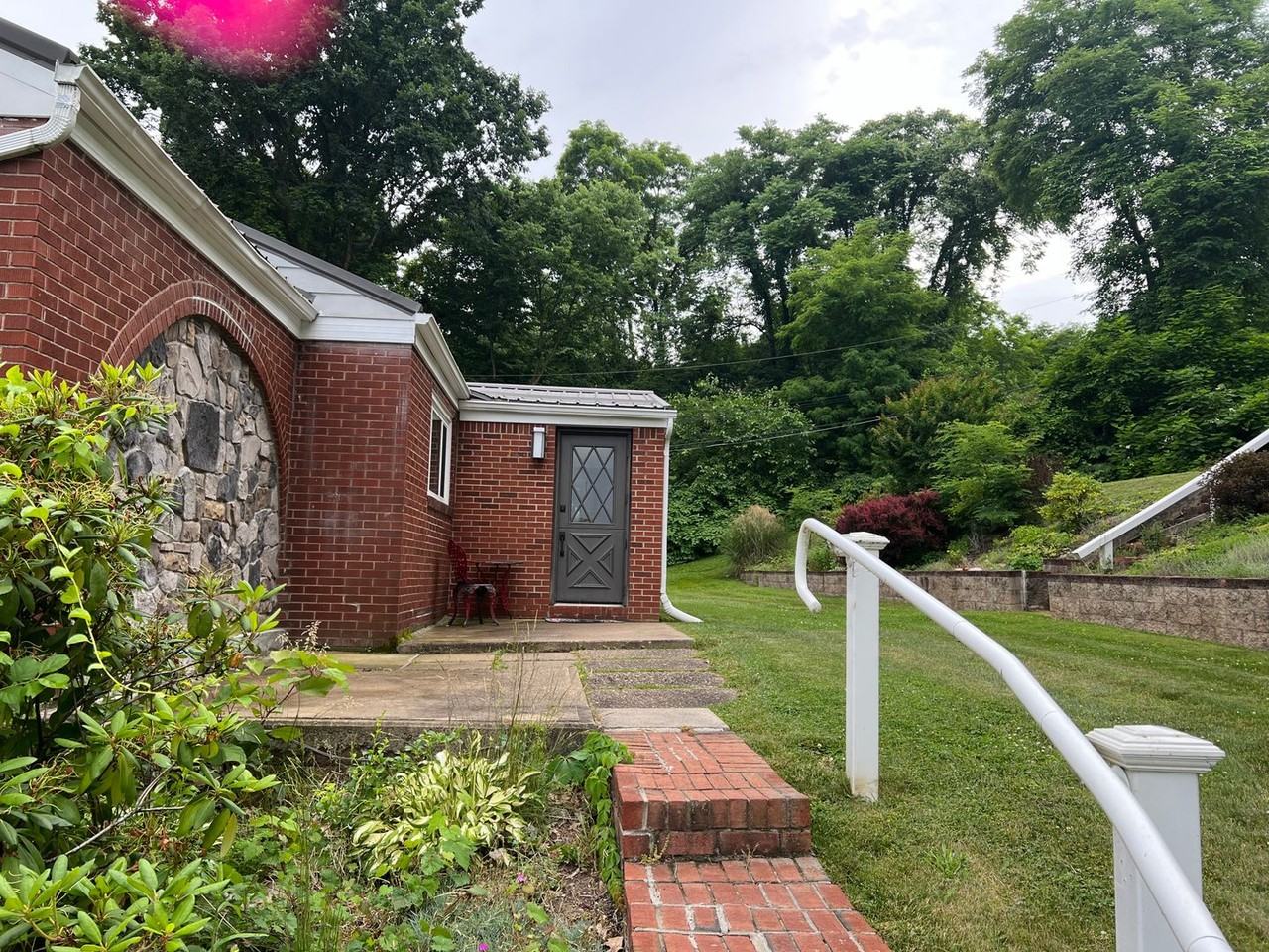 210 Linden Ave - Photo 3 of 25