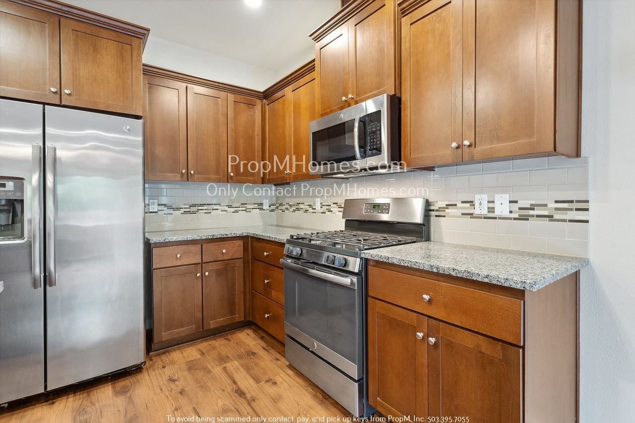 17562 Sw Devonshire Way - Photo 2 of 36