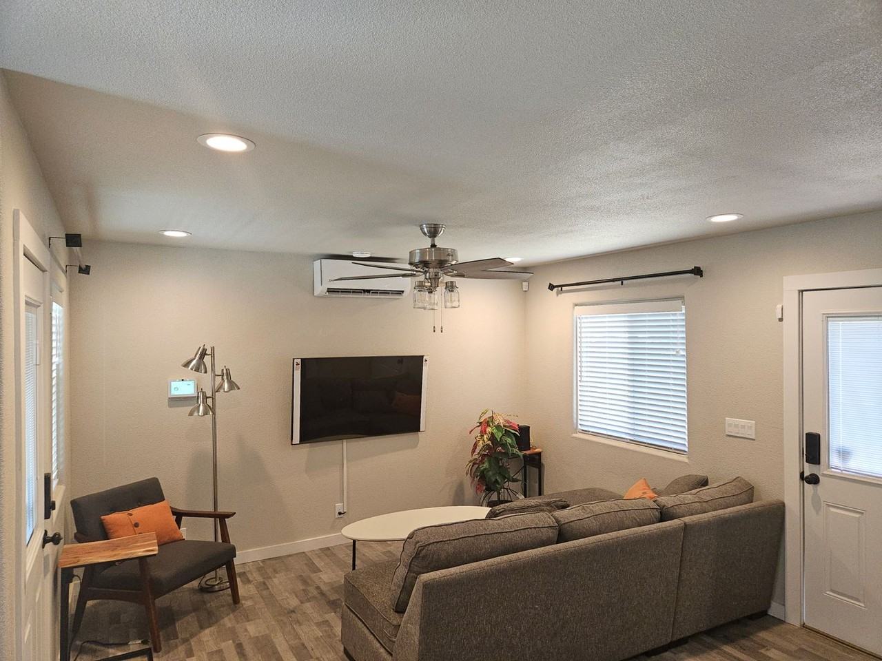 1831 Grace Ave - Photo 2 of 13