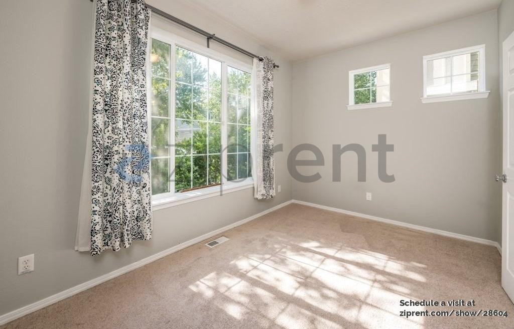 923 Se Portlandia Ave - Photo 2 of 21