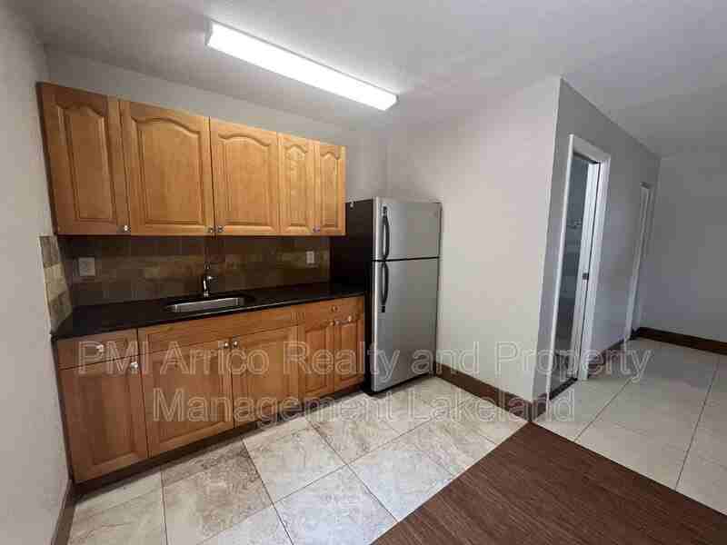 512 W Myrtle St #3 - Photo 2 of 9