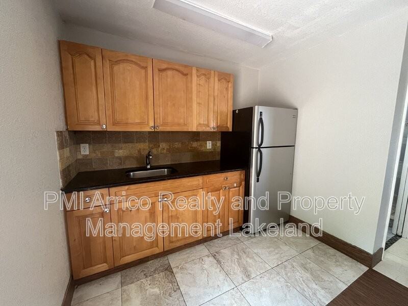 512 W Myrtle St #3 - Photo 3 of 9