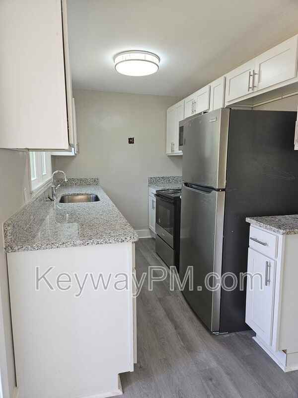 302 Crystal Lake Dr - Photo 4 of 12