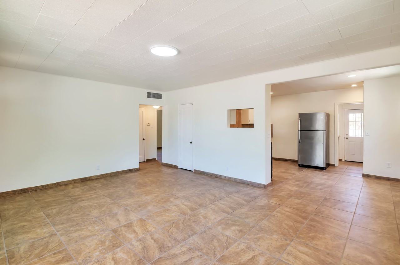 1520 E Silver St - Photo 5 of 25