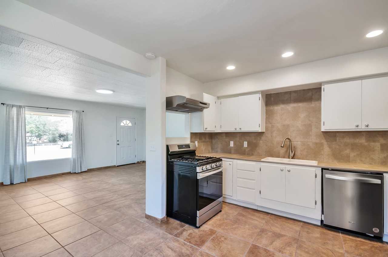 1520 E Silver St - Photo 7 of 25