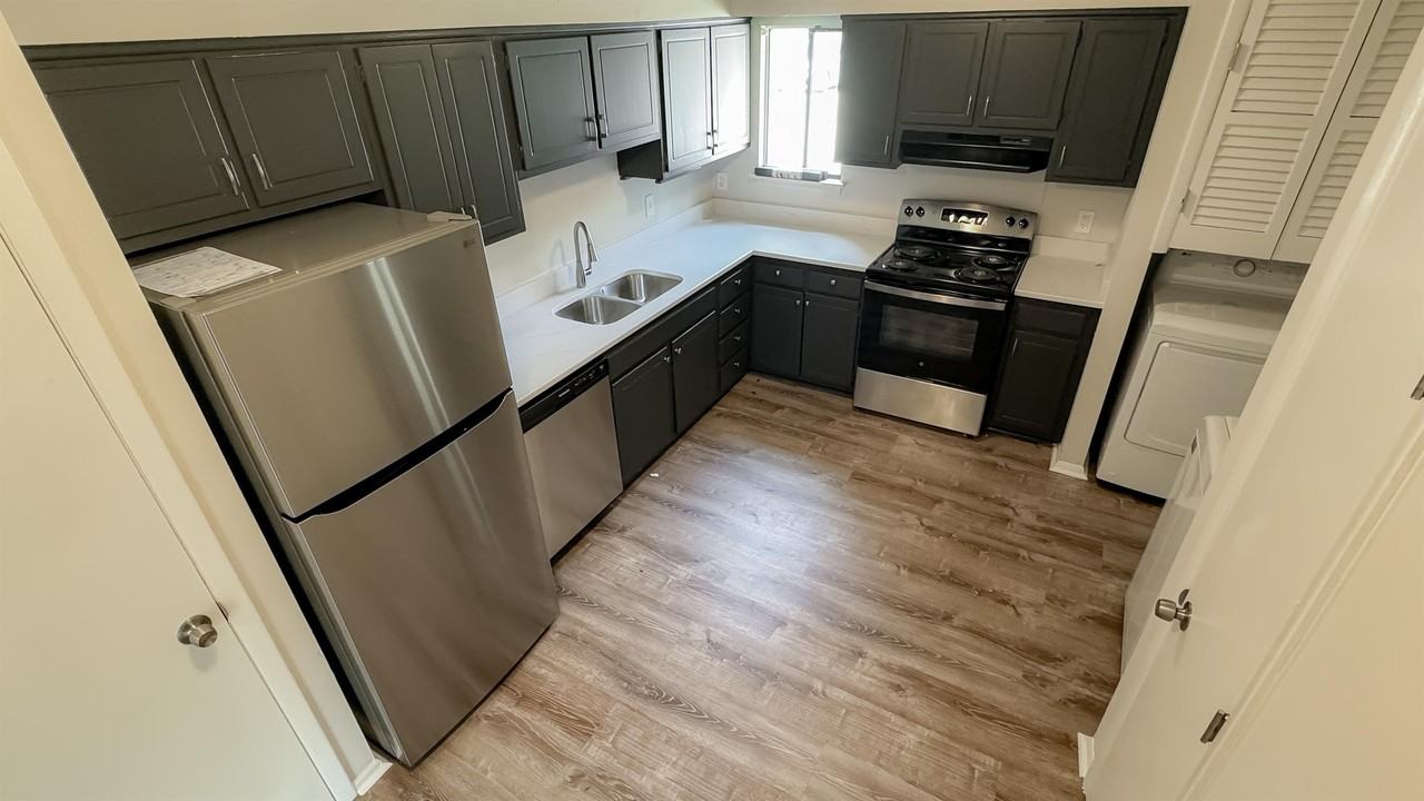 1373 E Tanners Creek Dr #1 - Photo 4 of 32