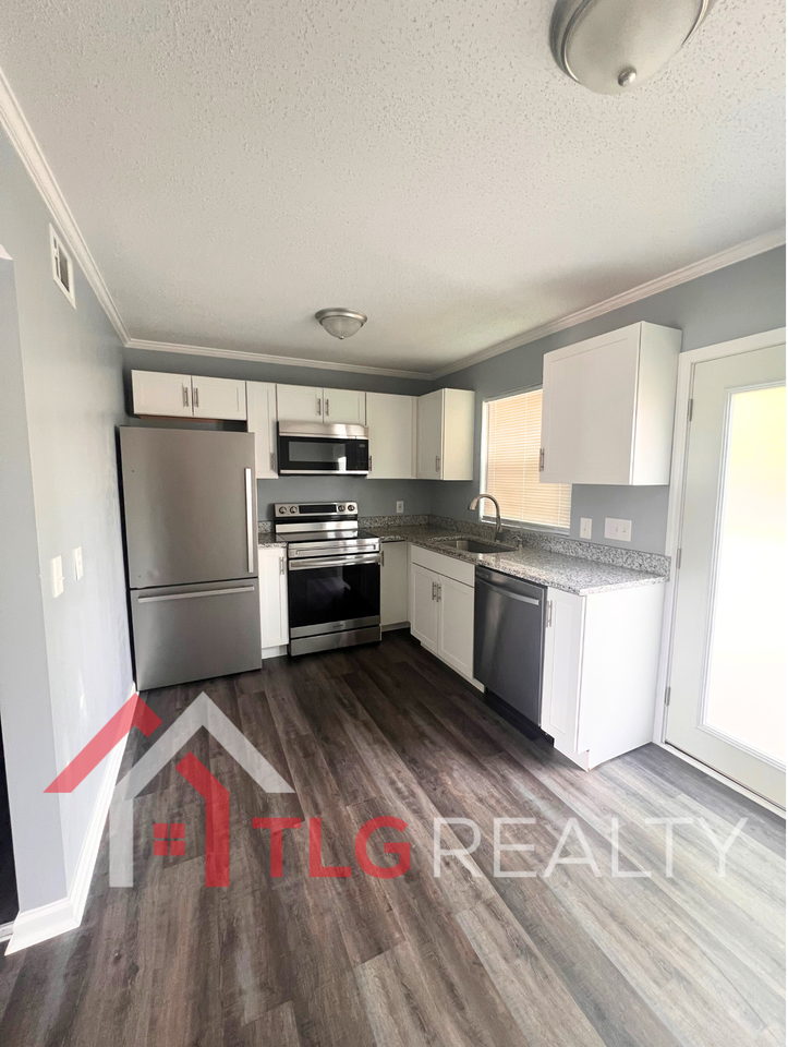 401 N Yadkin Ave #6 - Photo 3 of 11