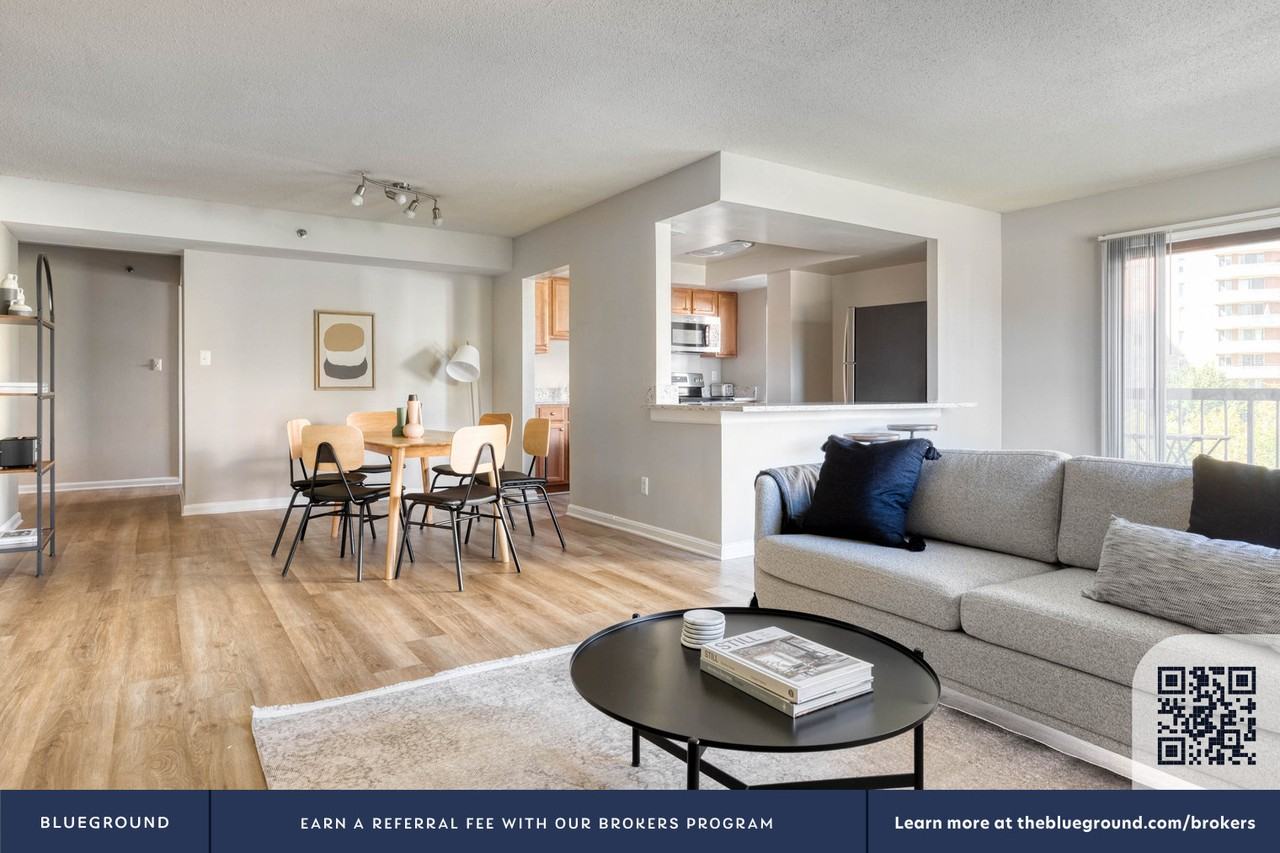 1425 S Eads St #602 - Photo 5 of 36